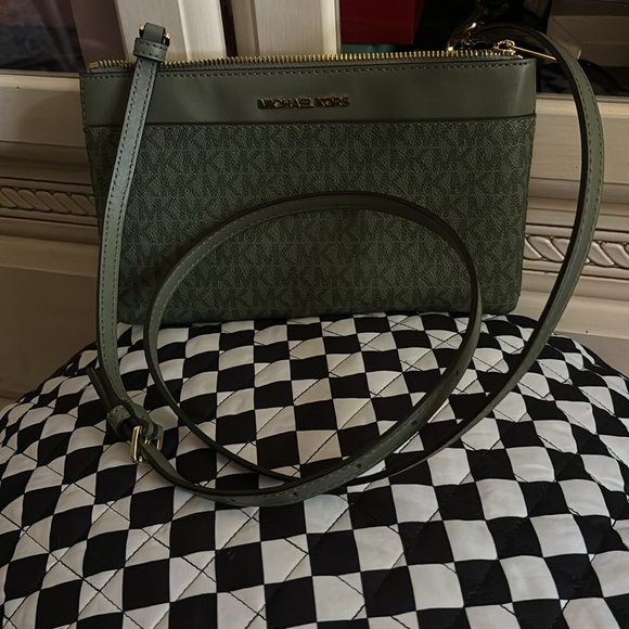 New Michael Kors cross body. - Picture 5 of 6